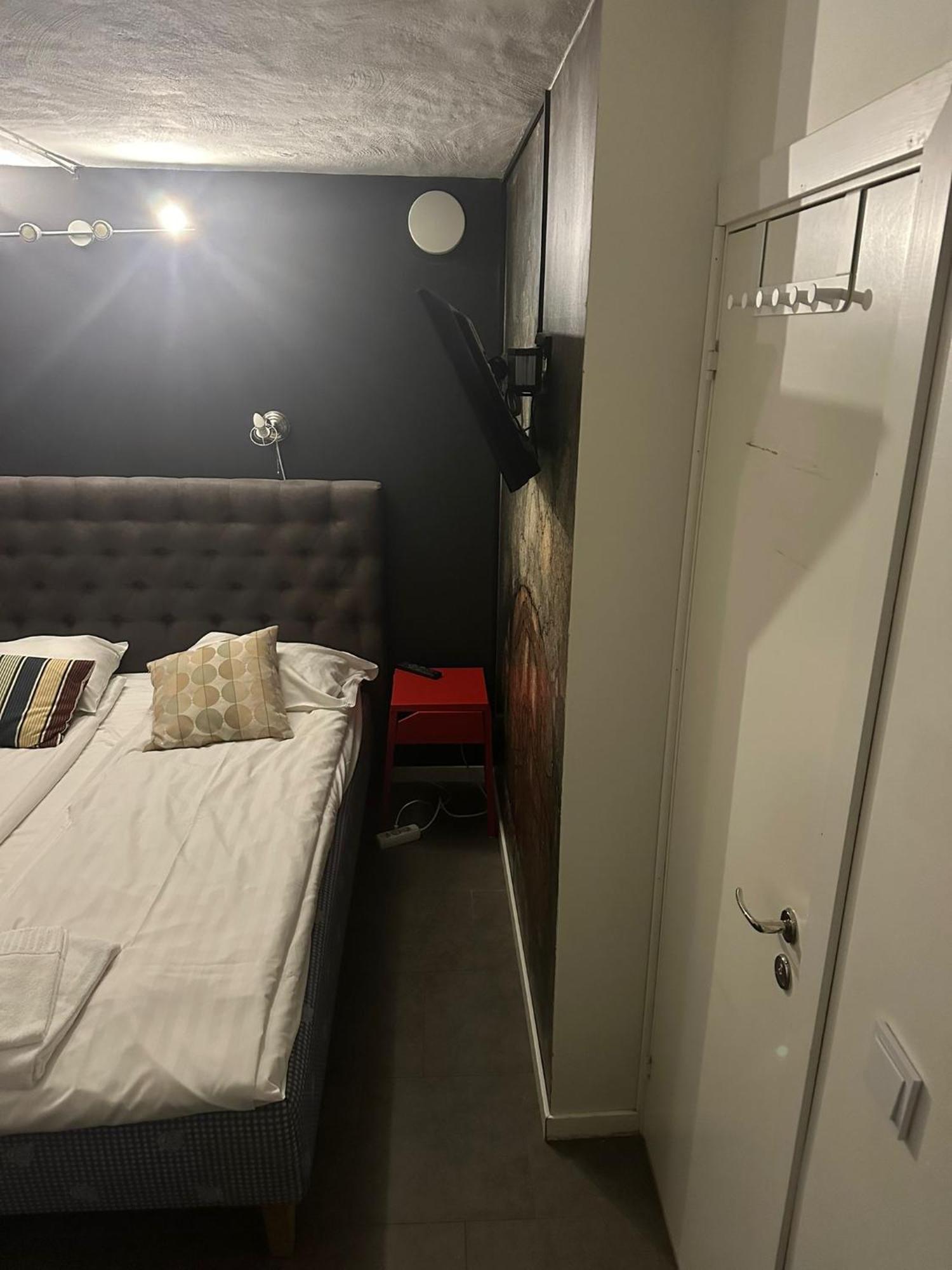 Queen Room with Private Bathroom (No Windows)